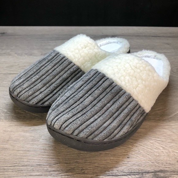 ‼️$5 SALE‼️ NY THREADS Cozy Fleece Slippers - Picture 10 of 16